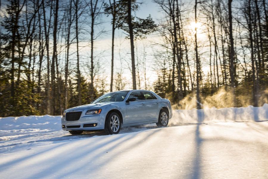 Chrysler 300C Glacier Edition 2013 года  (фото 19 из 31)